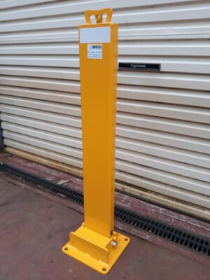 Bulldog collapsible bollard locking mechanism